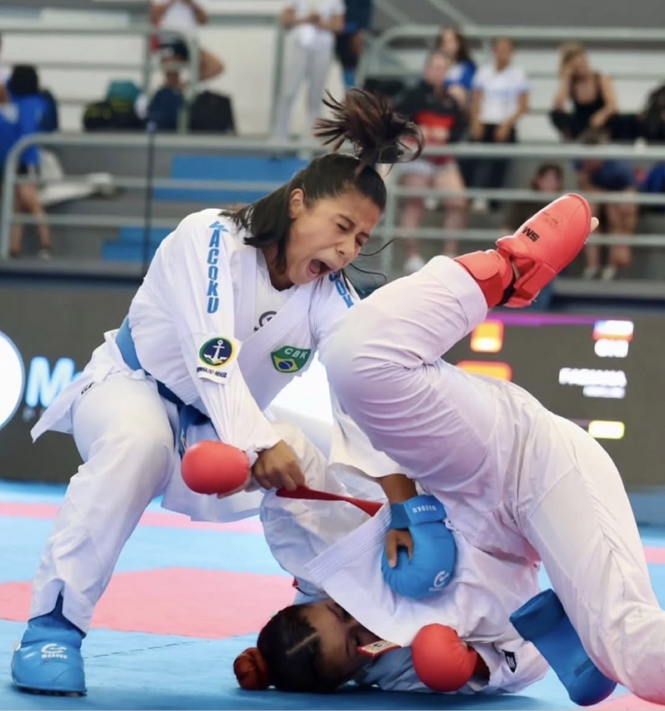 Lavínia Costa scoring in a U21 kumite bout at PKF Macaé 2026
